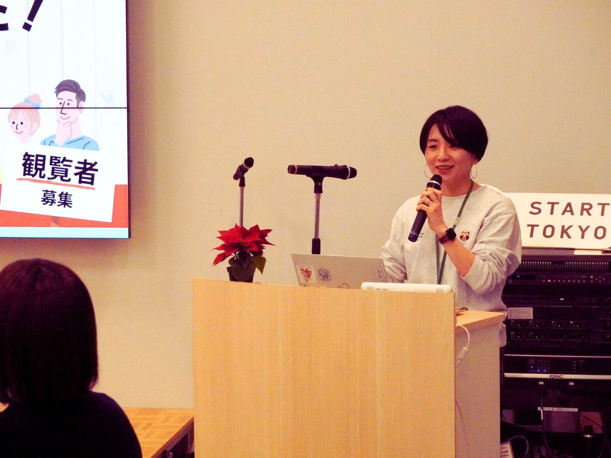 司会の牧が参加者から大きな拍手で迎えられ、あたたかい雰囲気でスタート