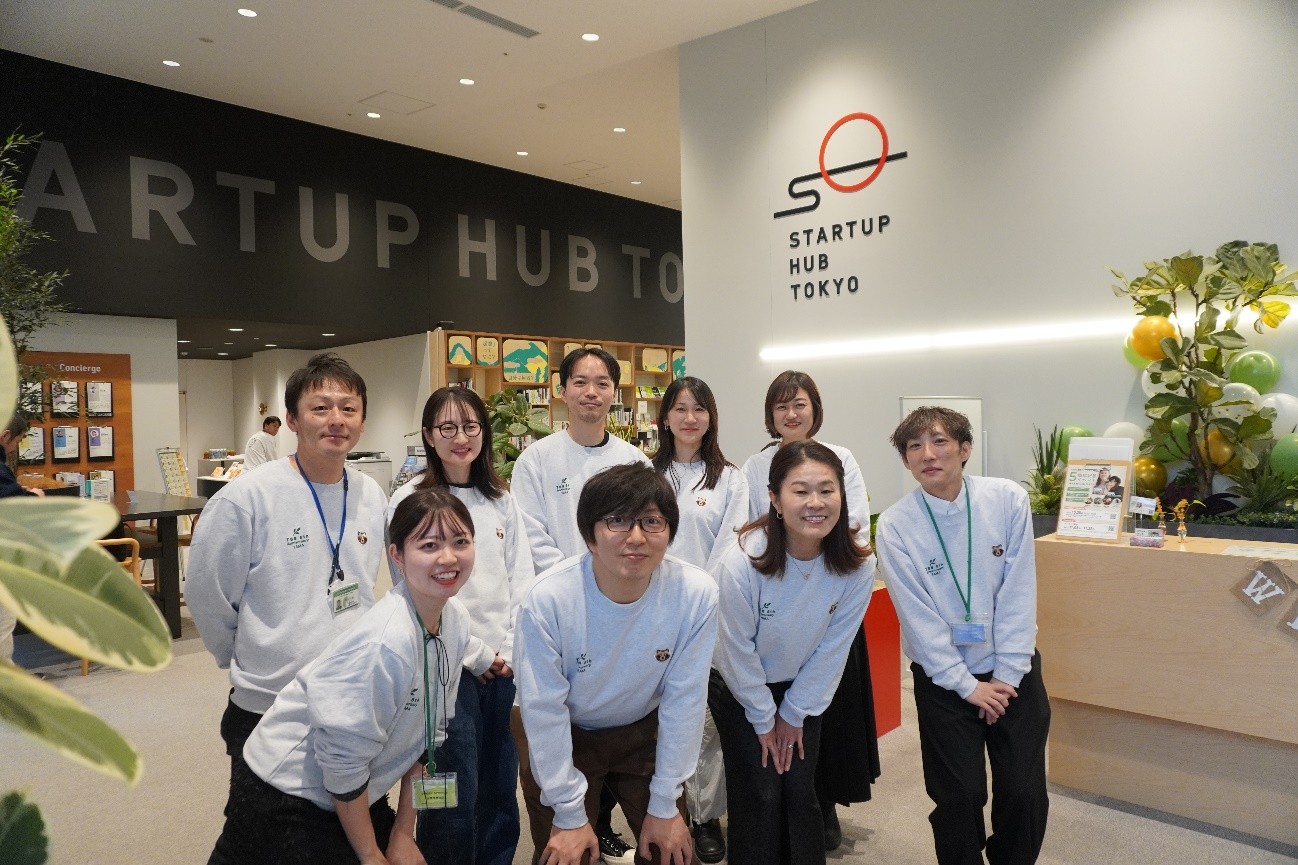 TANUKI STUDIO様に制作いただいた5周年記念スウェットを着用