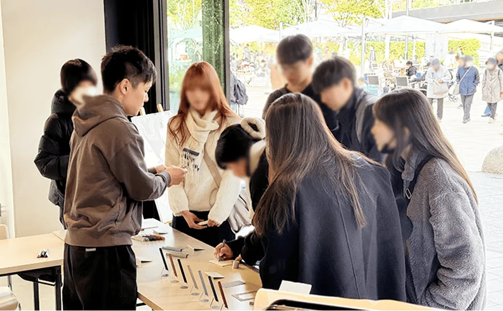 展示会でのインタビューの様子