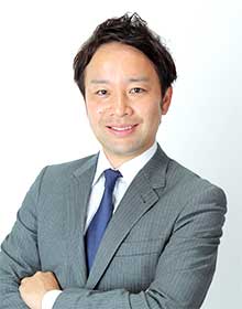 志倉　康之　氏