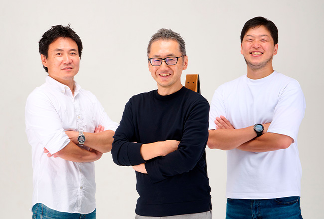 （左から）「ポジショナー」開発に携わった昇栄産業の吉田哲也さんと岩﨑聡代表取締役。デザイナーの山口昌平さん