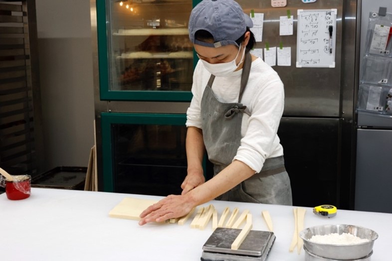 修行先で学んだパンの極意を守り貫こうと心に決めてオープンキッチンに立つ松林さん。