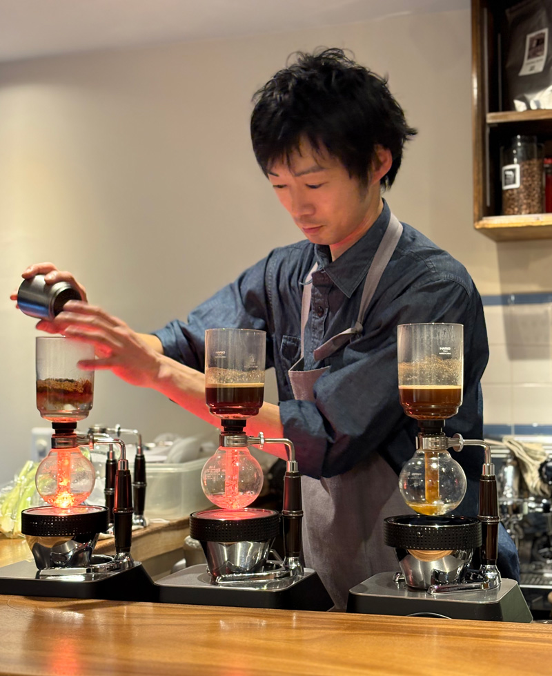 「サイフォニーコーヒー」店主の芹口大輔さん