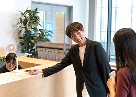 受付にはお気軽にお越しください（写真左）