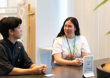 （写真右）初めての方はコミュニテ
ィマネージャーにてお話を聞くことも可能です。
